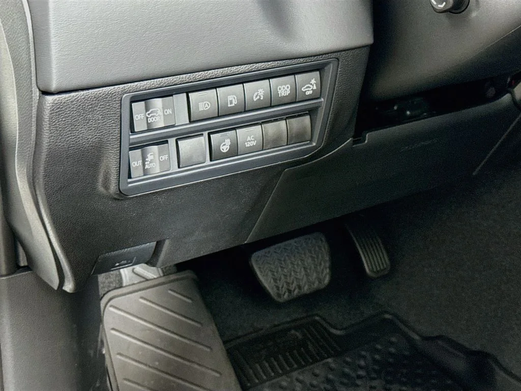 New 2026 Wind Chill Pearl Toyota Platinum image 10