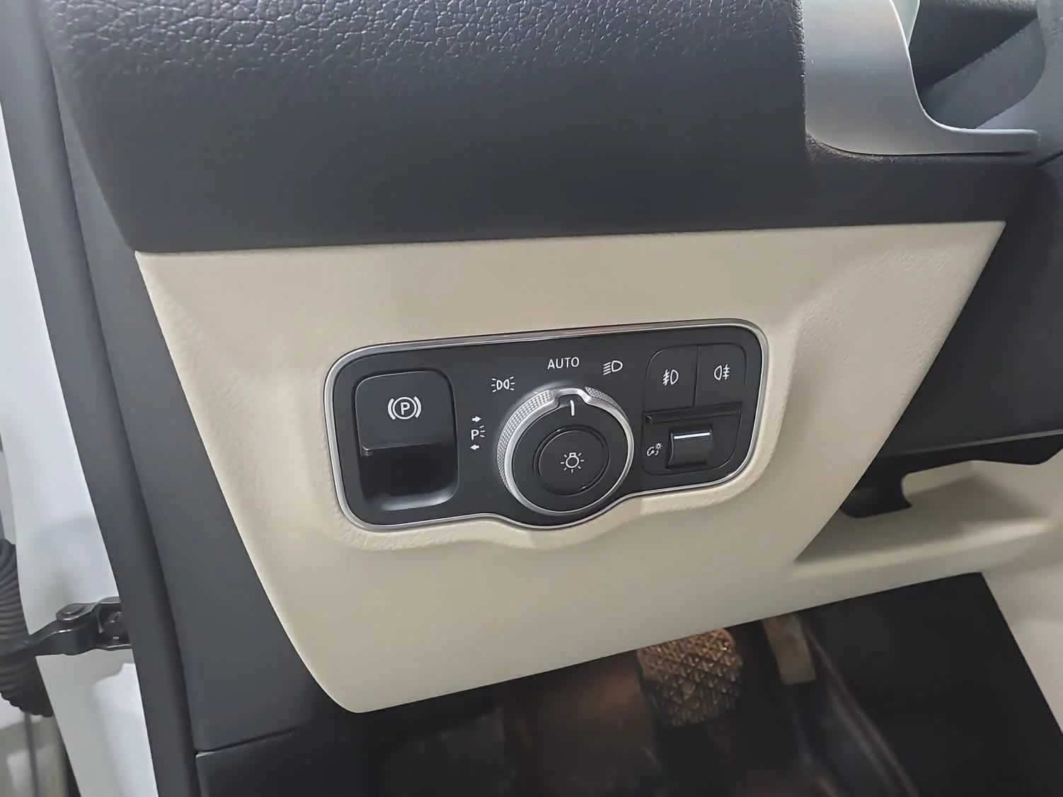 Used 2022 White Mercedes-Benz 4MATIC® image 18