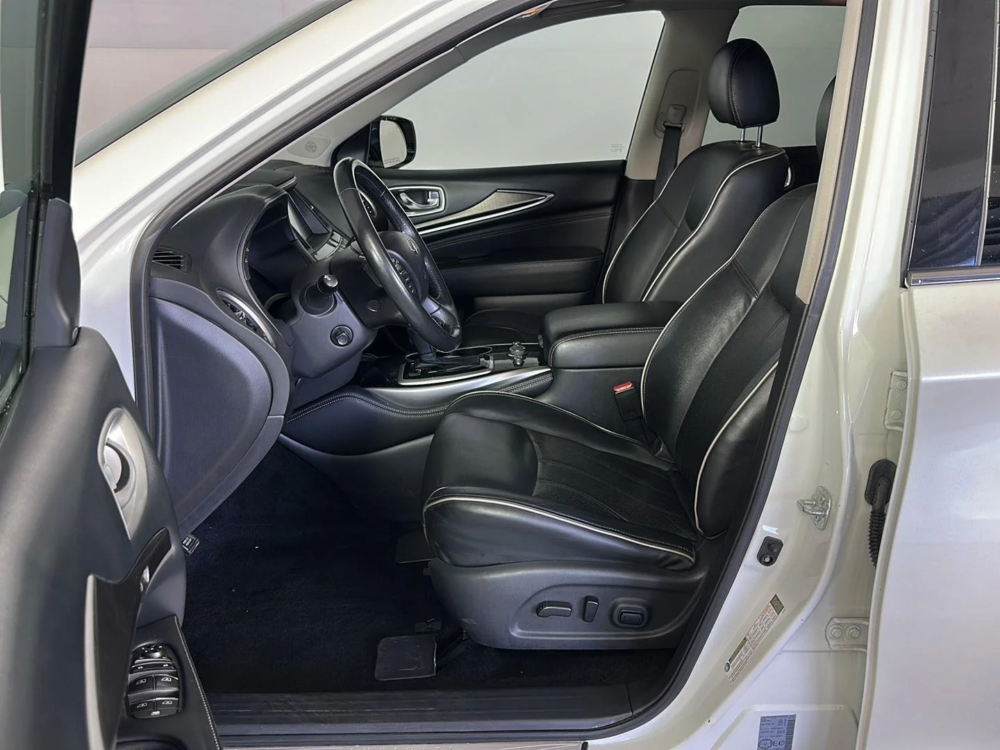 Used 2019 Majestic White INFINITI LUXE image 5