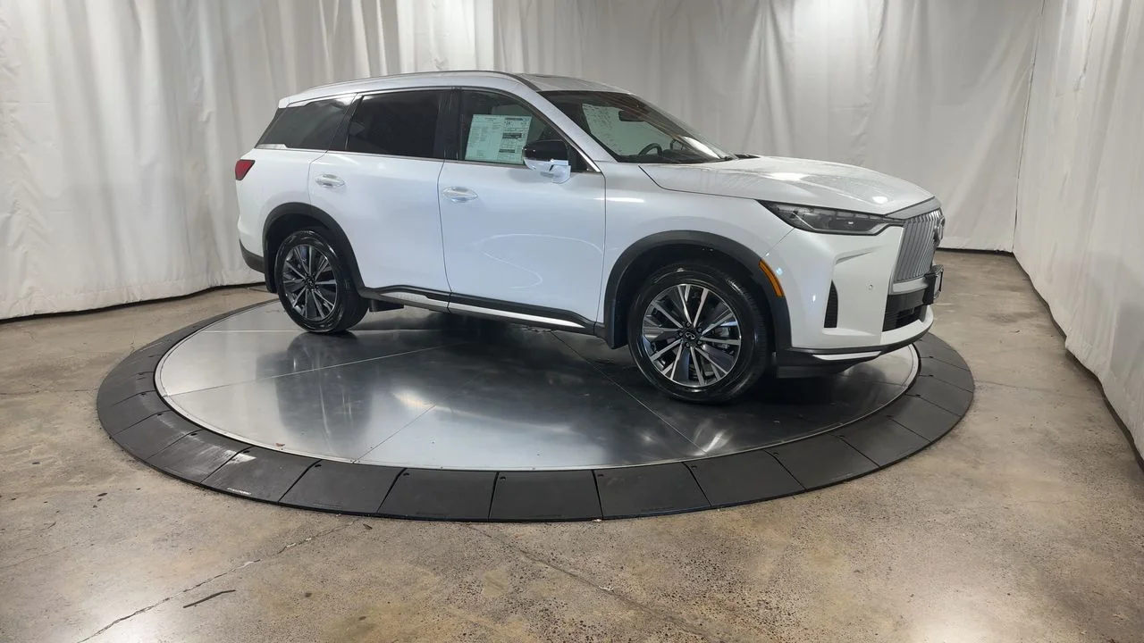 Certified Used 2026 White INFINITI LUXE image 7