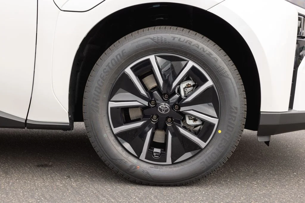 New 2026 Wind Chill Pearl <sup>1</sup> Toyota  XLE image 4