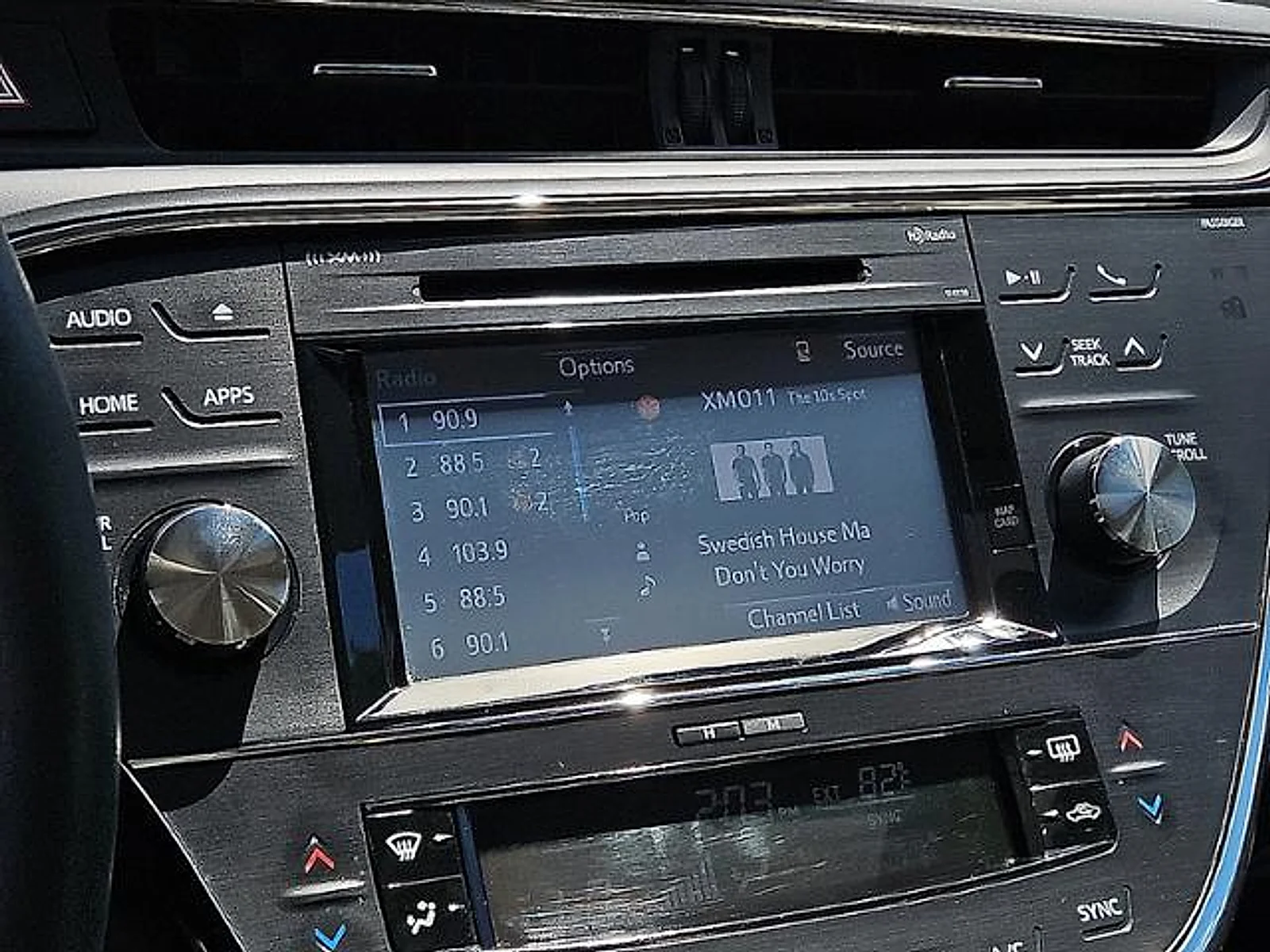 Used 2016 Magnetic Gray Metallic Toyota XLE image 15