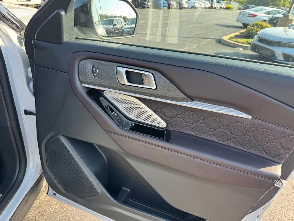 Used 2025 White Metallic Ford Platinum image 22