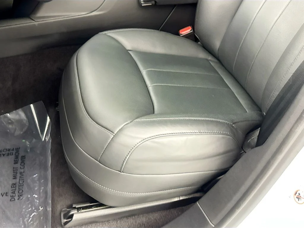 Certified Used 2024 White Land Rover SE image 18