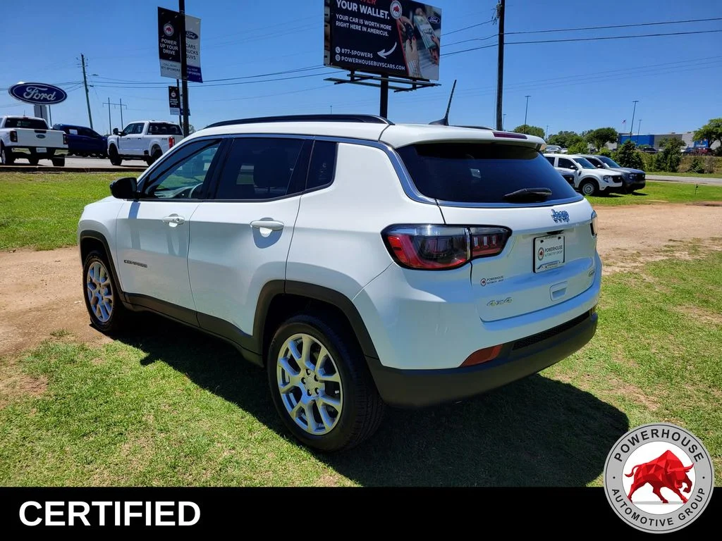 Used 2023 White Jeep Latitude Lux image 4