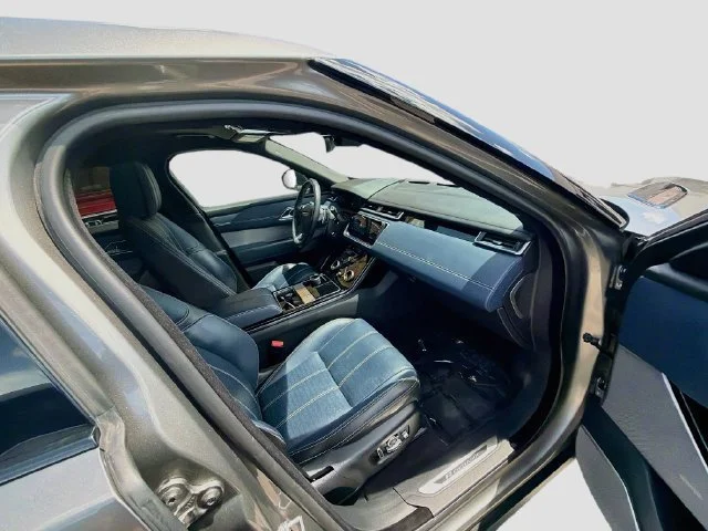 Used 2019  Land Rover R-Dynamic HSE image 32