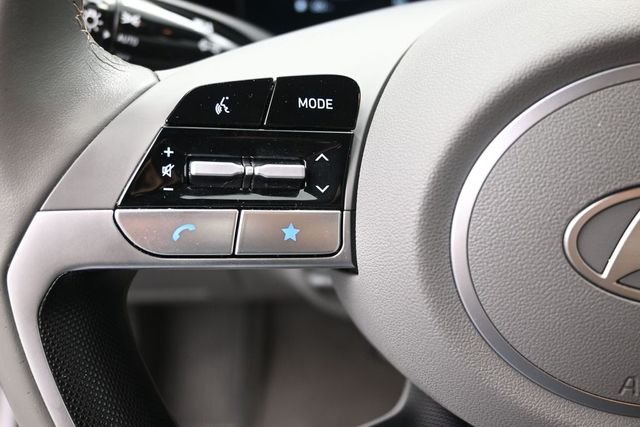 Used 2025 Silver Hyundai SEL Convenience image 7