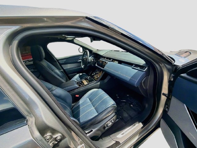 Used 2019 Silicon Silver Premium Metallic Land Rover R-Dynamic HSE image 32