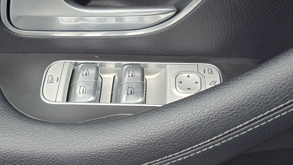 Used 2024 White Mercedes-Benz GLE 450e image 25