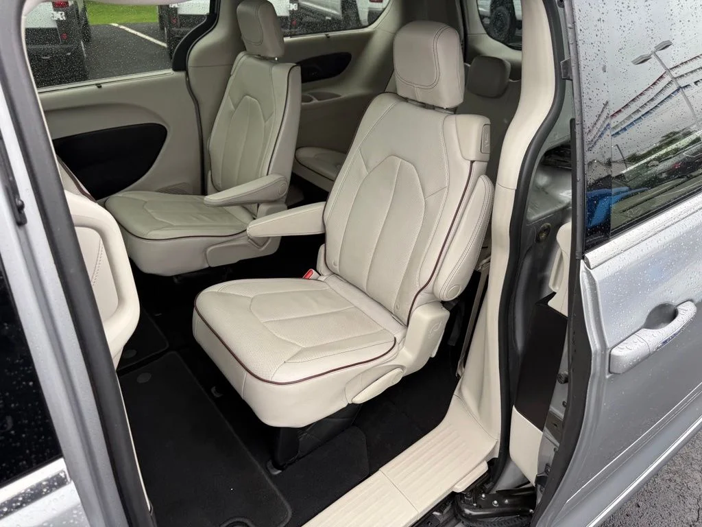 Certified Used 2017 Silver Chrysler Limited image 35