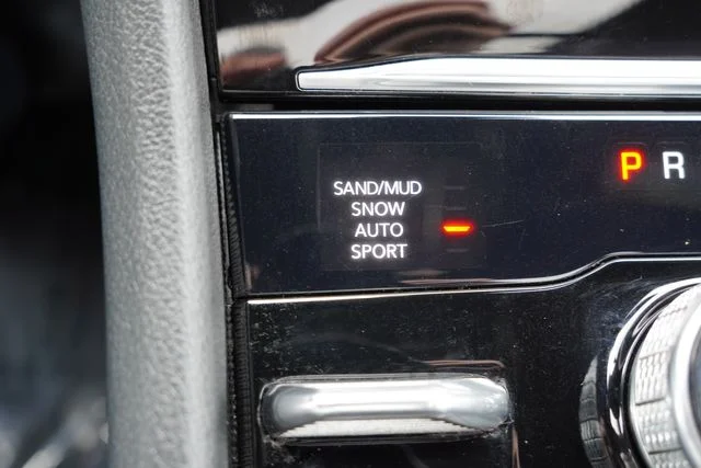 Used 2025 White/off-white Jeep Limited image 32