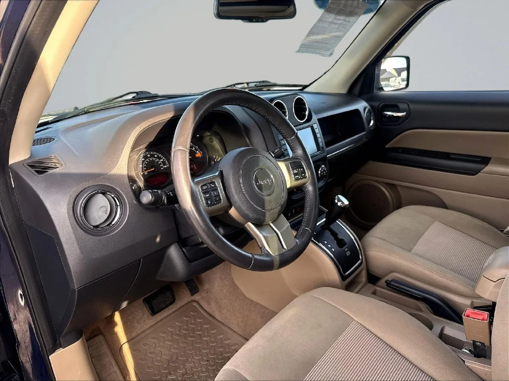 Used 2015 True Blue Pearlcoat Jeep Latitude image 21