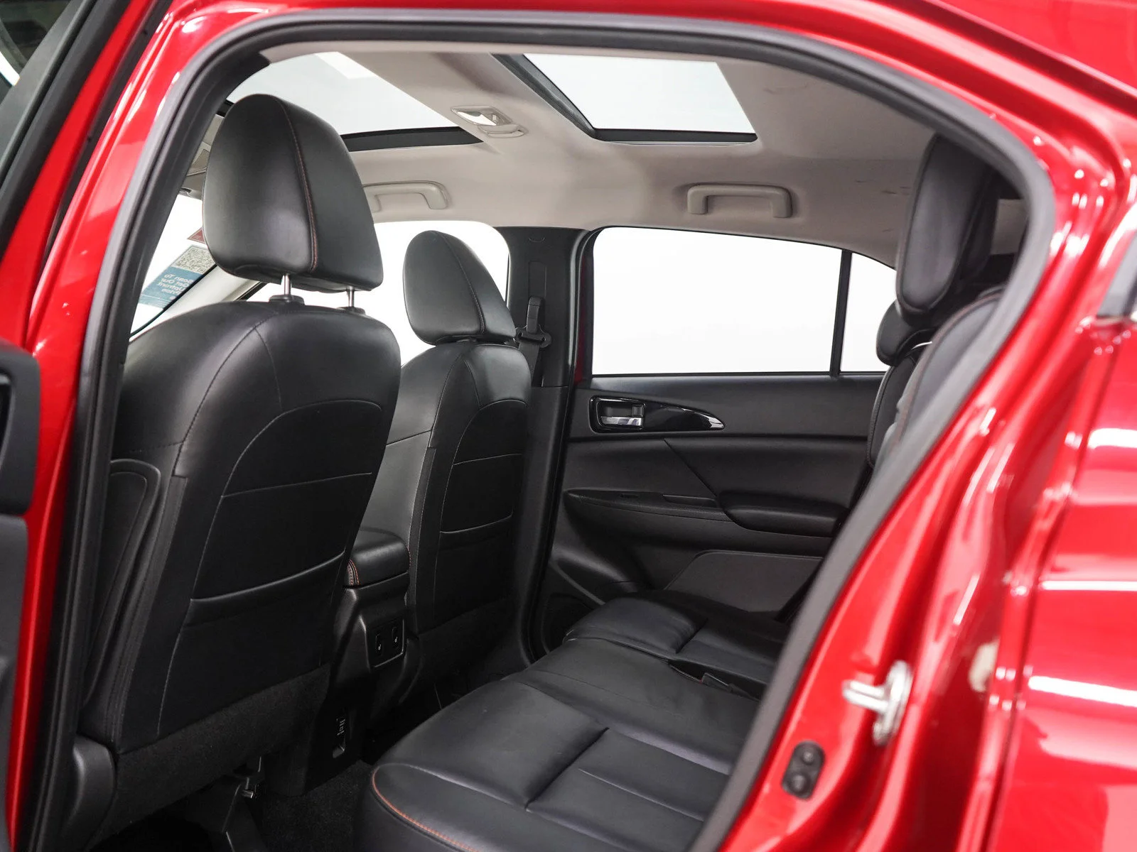 Used 2018 Red Mitsubishi SEL image 17