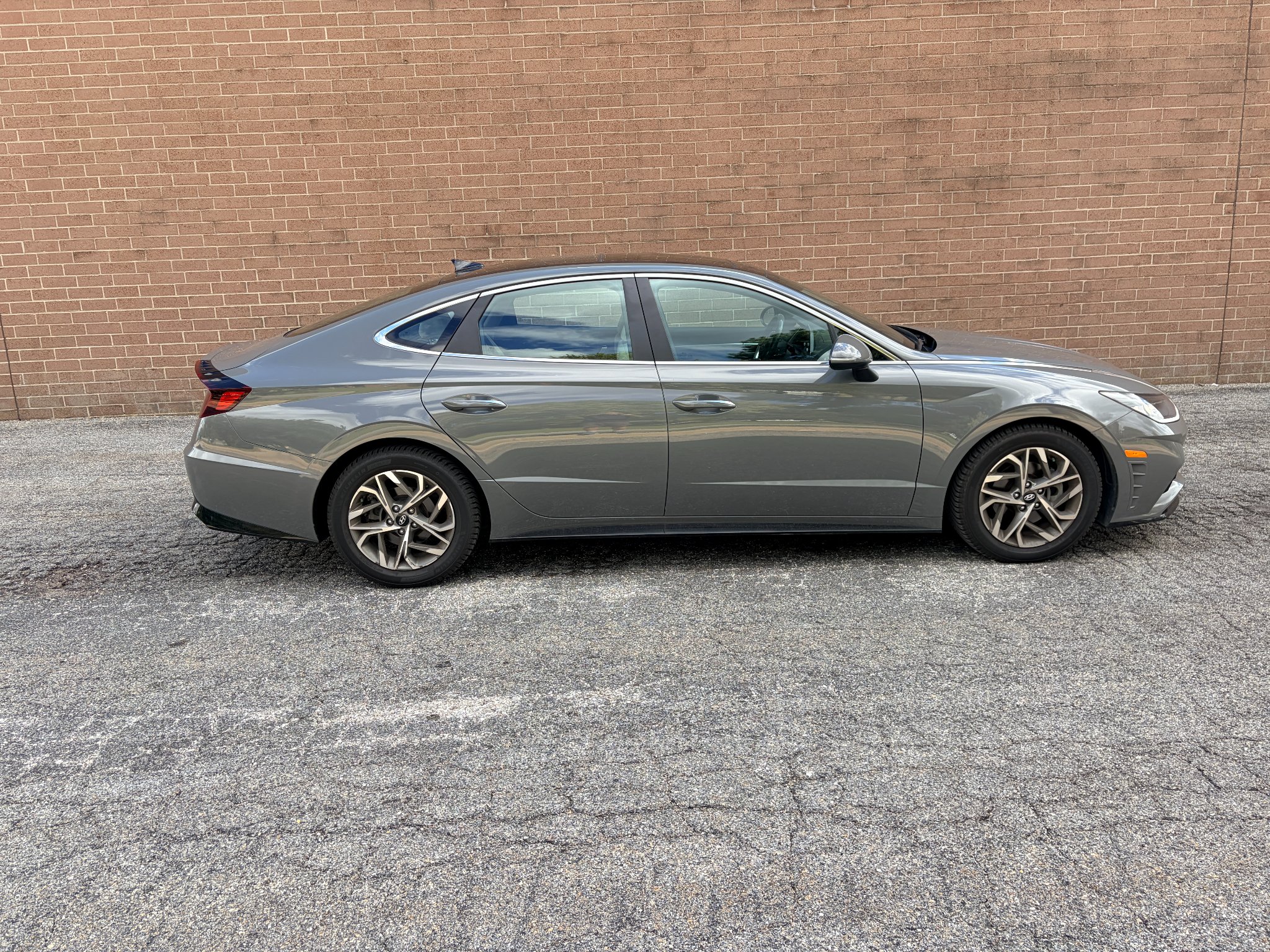 Used 2022 Hampton Gray Hyundai SEL image 6