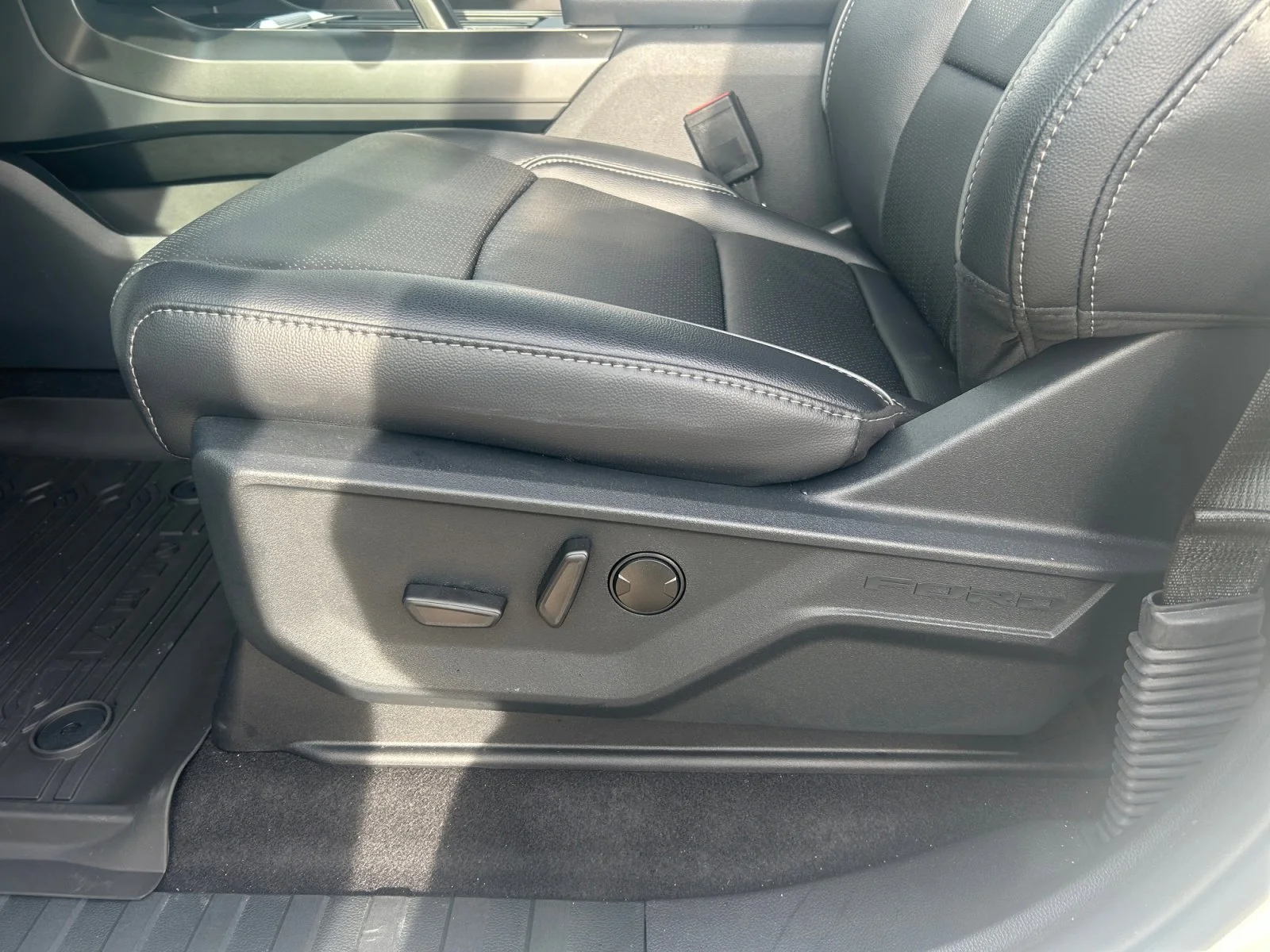 New 2026 Star White Metallic Tri-Coat Ford Lariat* w/ Level Kit, Spoiler, Tonneau  etc image 15