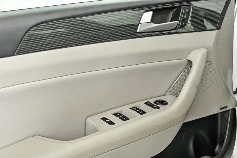 Used 2019 Hyper White Hyundai Limited image 13