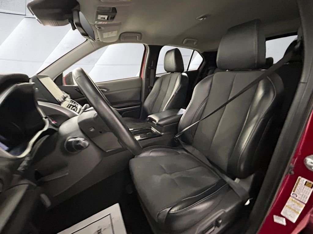 Used 2024 Silver Mitsubishi SE image 8