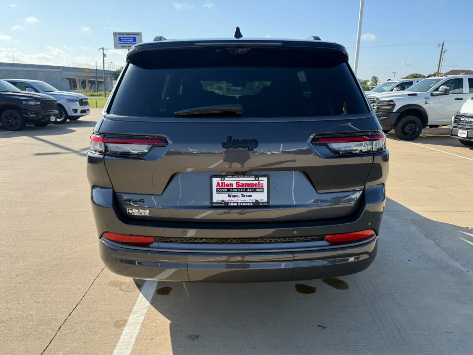 New 2026 Baltic Gray Metallic Clear-Coat Exterior Paint Jeep Limited Reserve image 7