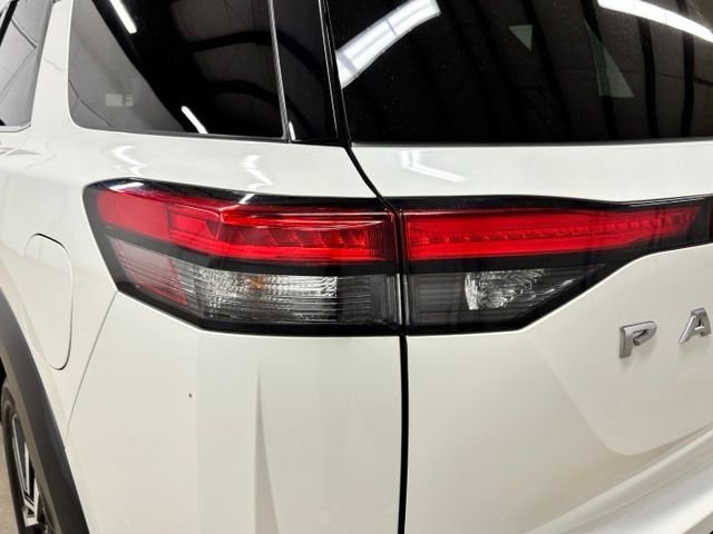 Used 2023 White Nissan Platinum image 8