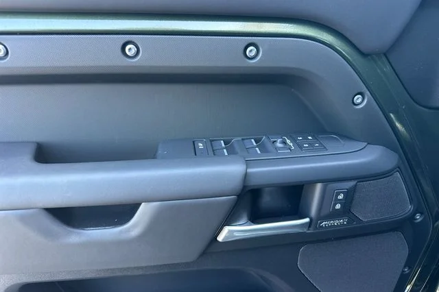 New 2026 Woolstone Green Land Rover X-Dynamic SE image 10