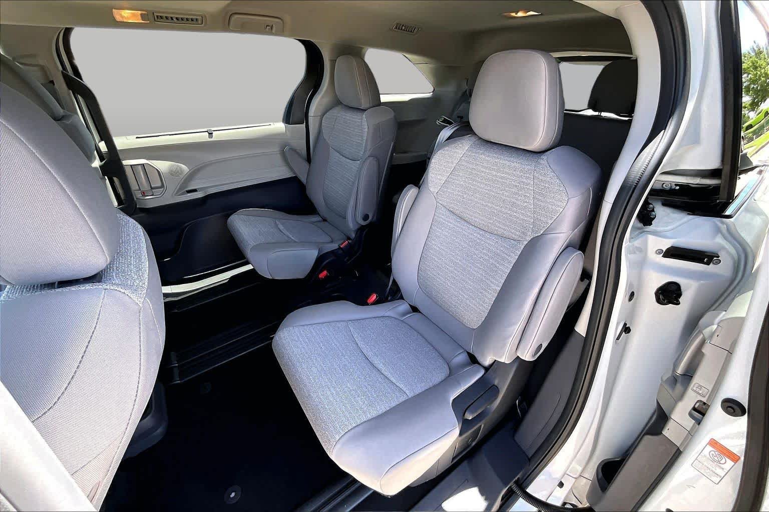 Used 2022 White Toyota LE image 19