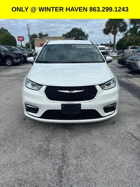 2023 Chrysler Pacifica Touring L's photo