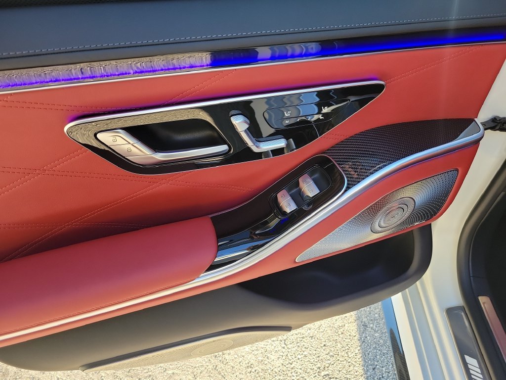 New 2026 MANUFAKTUR Moonlight White Magno Mercedes-Benz AMG® S 63 E 4MATIC® Sedan image 10