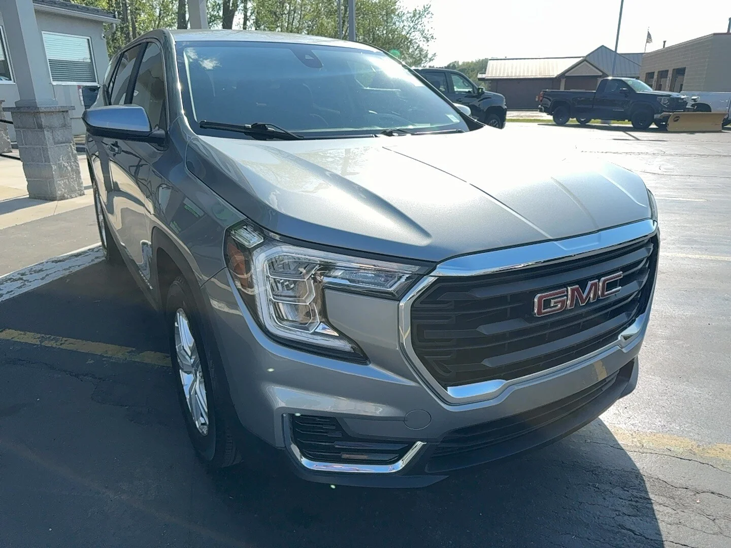 Used 2024 Sterling Metallic GMC SLE image 7