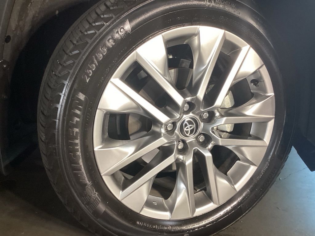 Certified Used 2025  Toyota Limited image 6