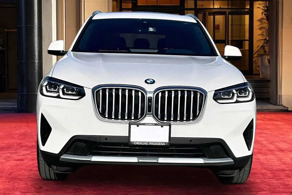 Used 2023 White BMW sDrive30i image 3