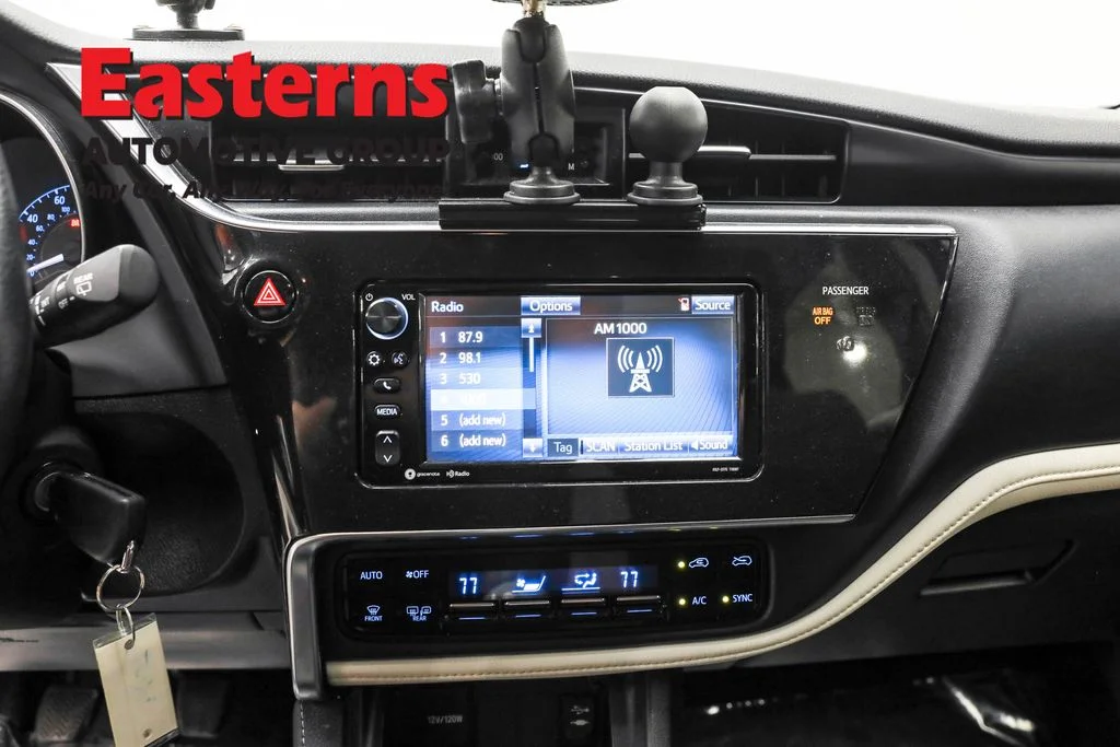 Used 2018 White Toyota Base image 12