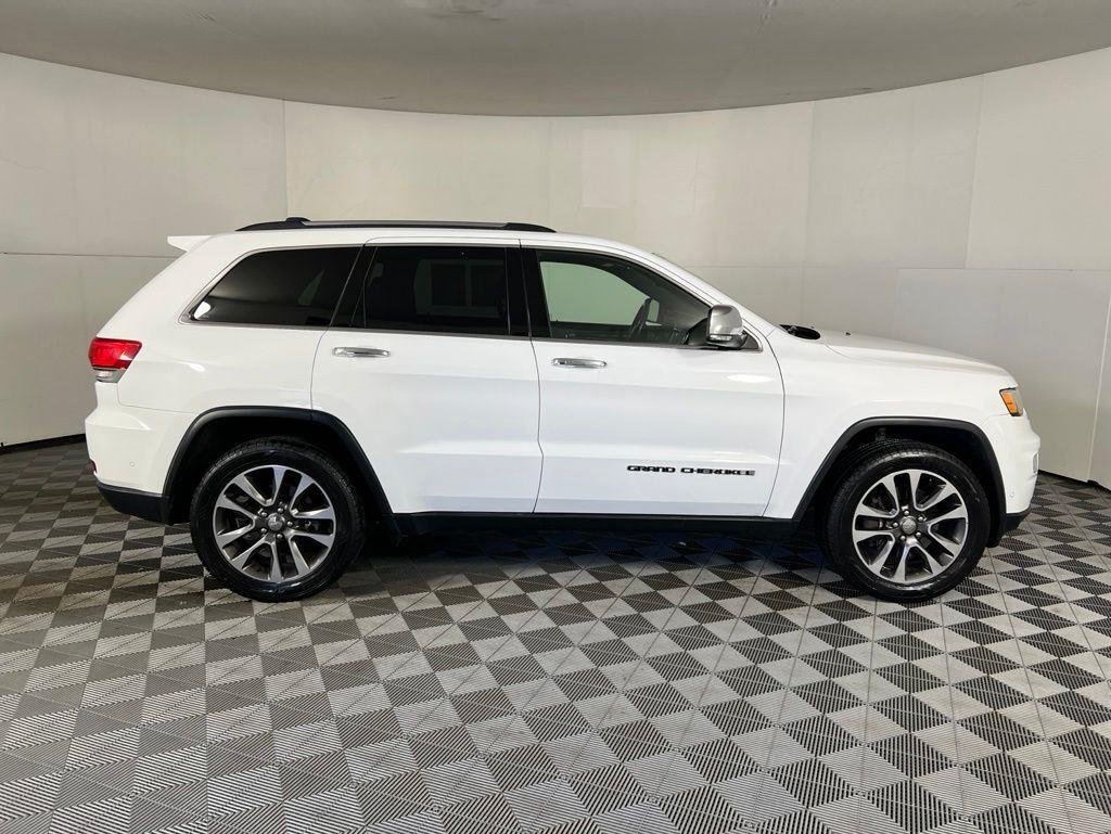 Used 2018 Bright White Clearcoat Jeep Limited image 10