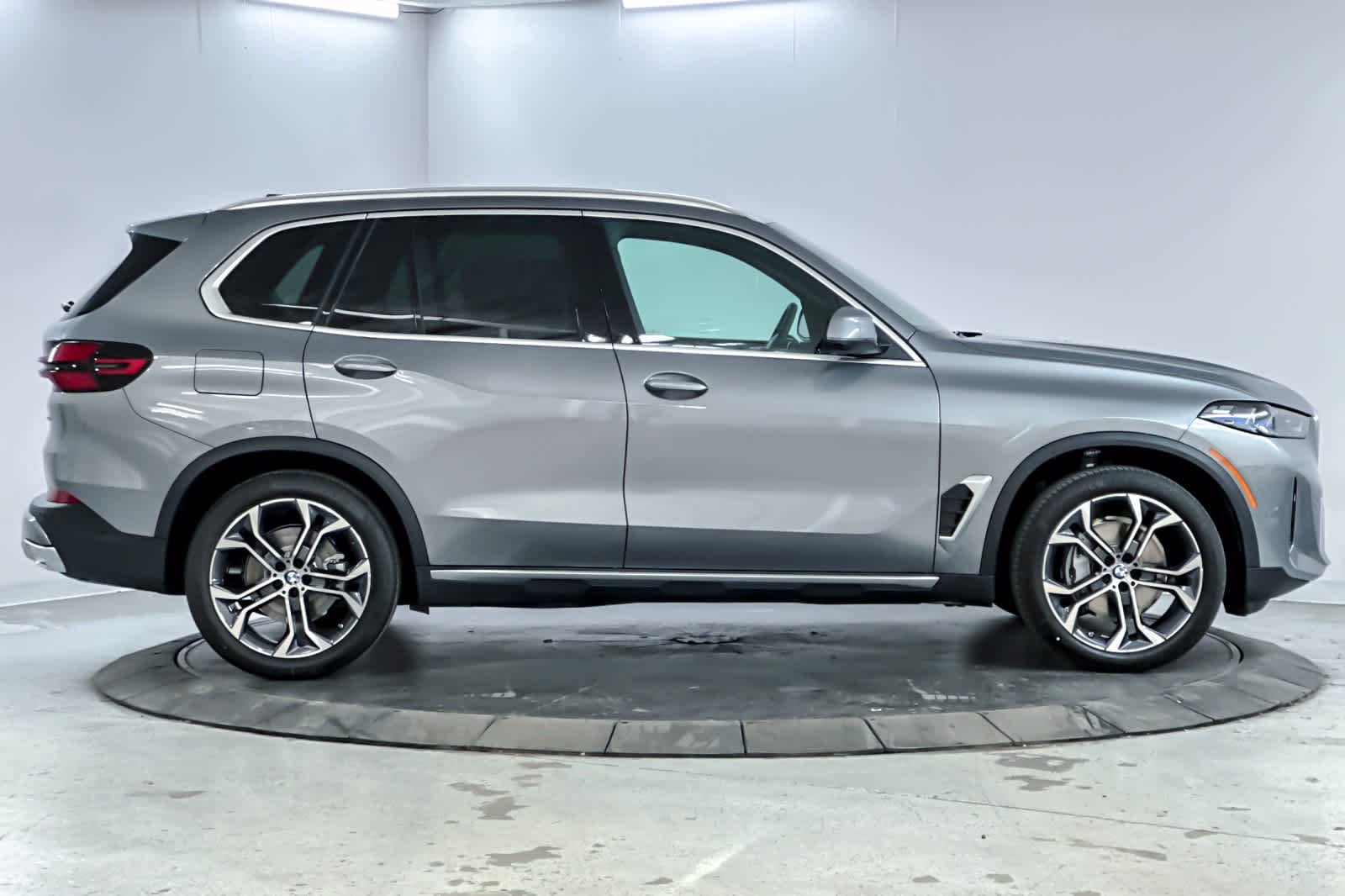 Used 2026 Skyscraper Grey Metallic BMW xDrive40i image 8