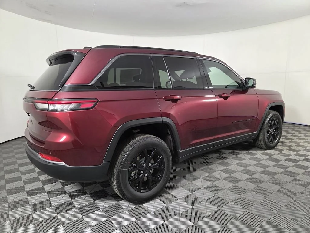 New 2026 Velvet Red Pearl-Coat Exterior Paint Jeep Laredo Altitude image 3