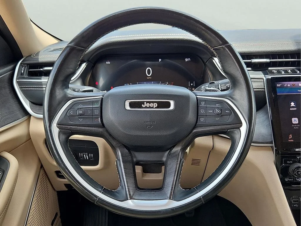 Used 2021  Jeep Limited image 13