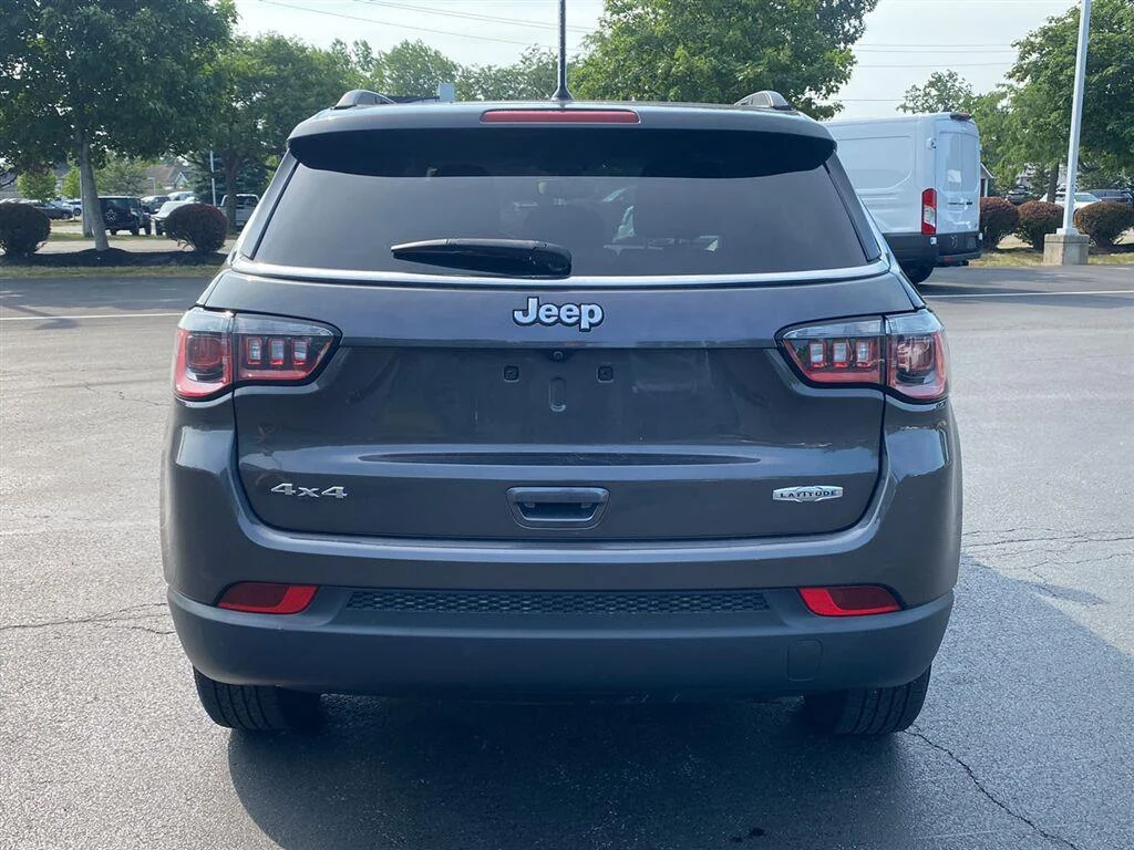 Used 2018 Granite Crystal Metallic Clearcoat Jeep Latitude image 9
