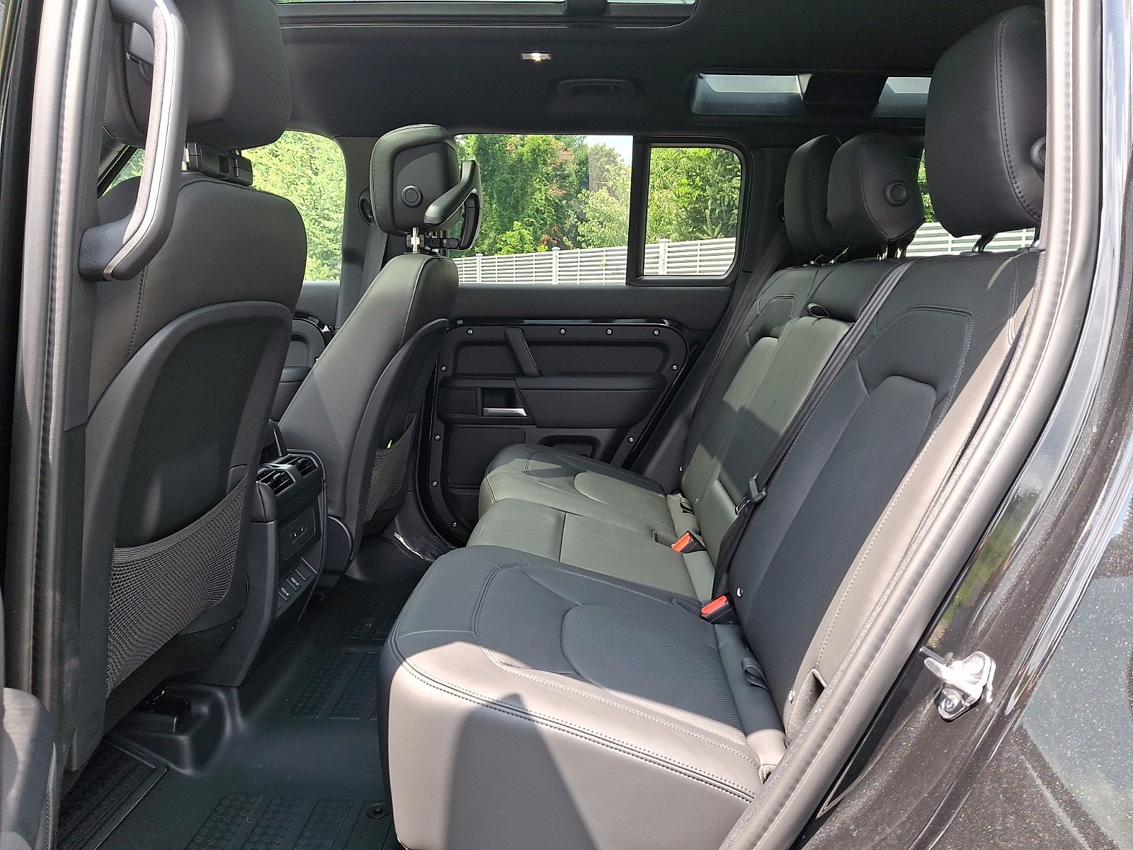 New 2026 Santorini Black Land Rover X-Dynamic SE image 6