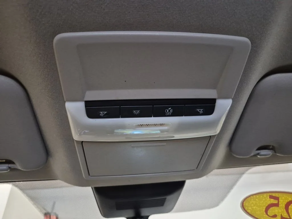 Used 2025 2t Gry Blk Roof Nissan SR image 34