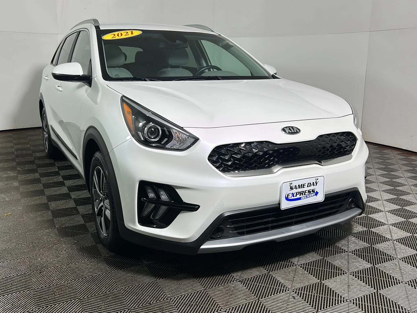 Used 2021 Snow White Pearl Kia LXS image 4