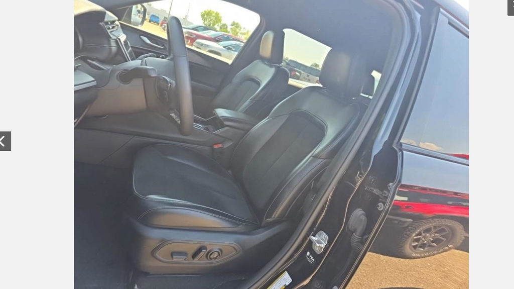 Used 2023 Diamond Black Crystal Pearlcoat Jeep Altitude image 4