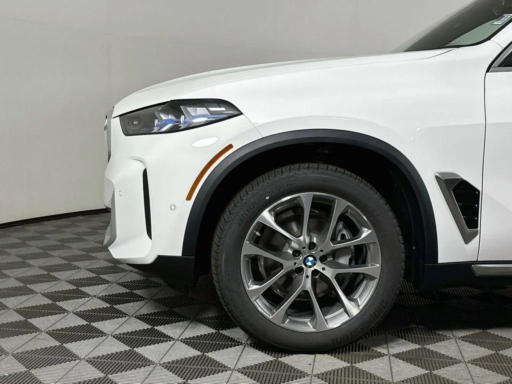 New 2026 Alpine White BMW xDrive40i image 9