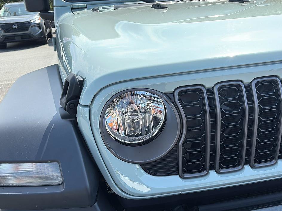Used 2024 Earl Clearcoat Jeep Sport S image 14