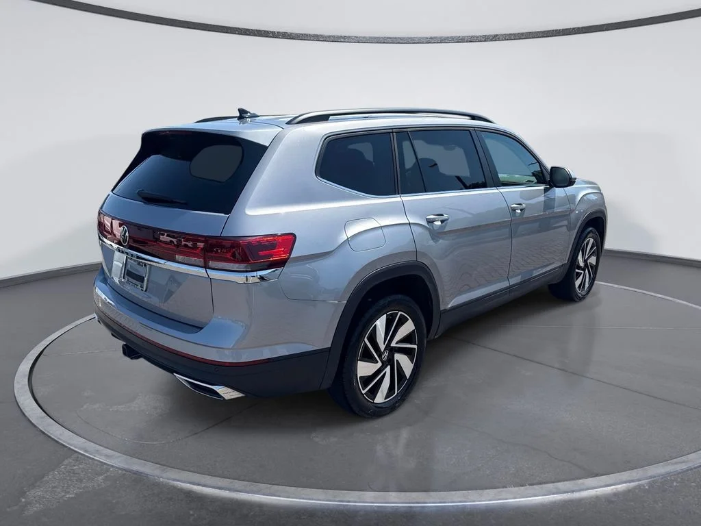 Used 2025  Volkswagen 2.0T SE w/Technology image 7
