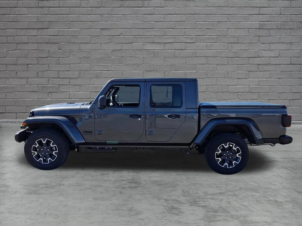 New 2026 Granite Crystal Metallic Clearcoat Jeep Sahara image 5
