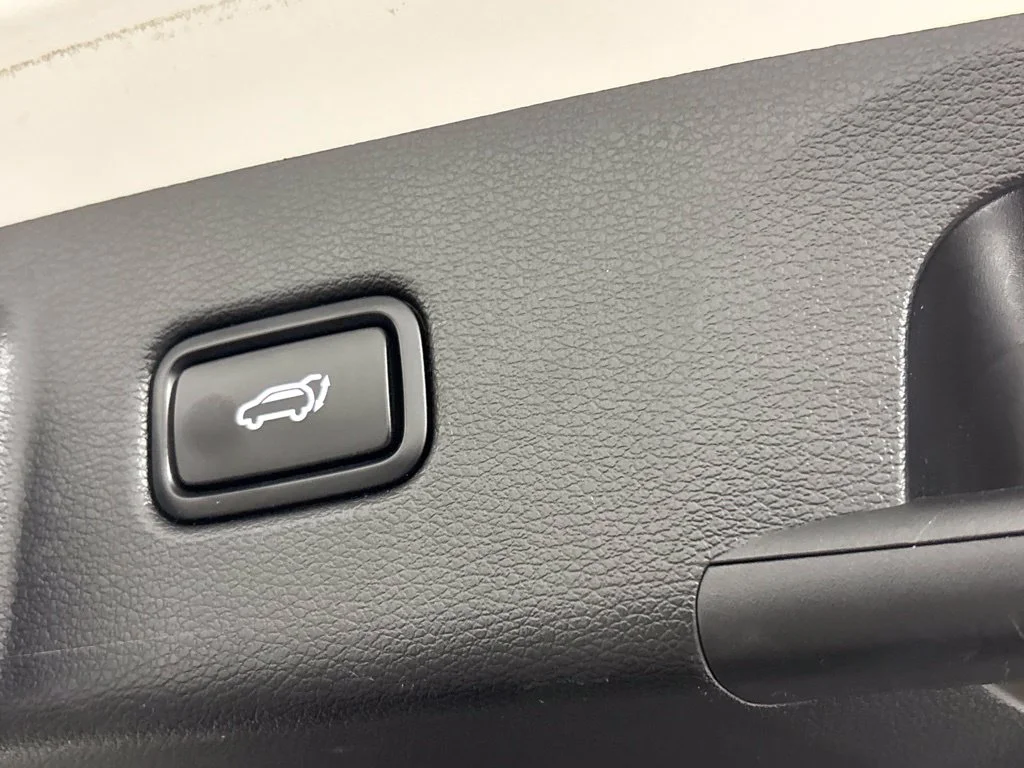 Used 2022 White Kia EX image 22
