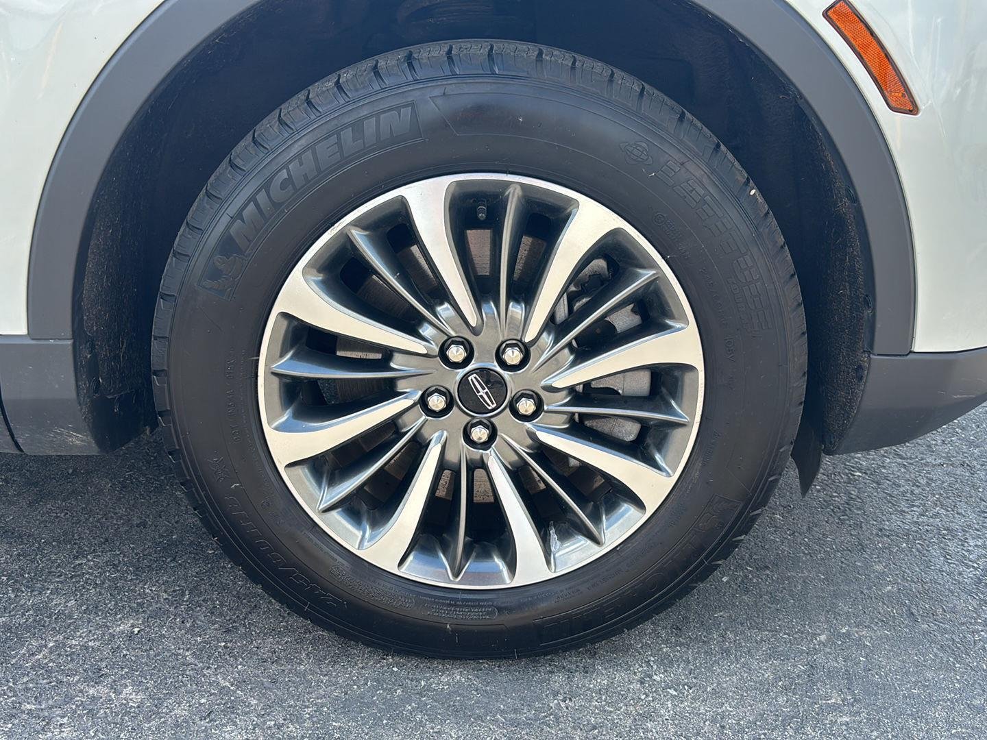Used 2023 Pristine White Lincoln Standard image 9