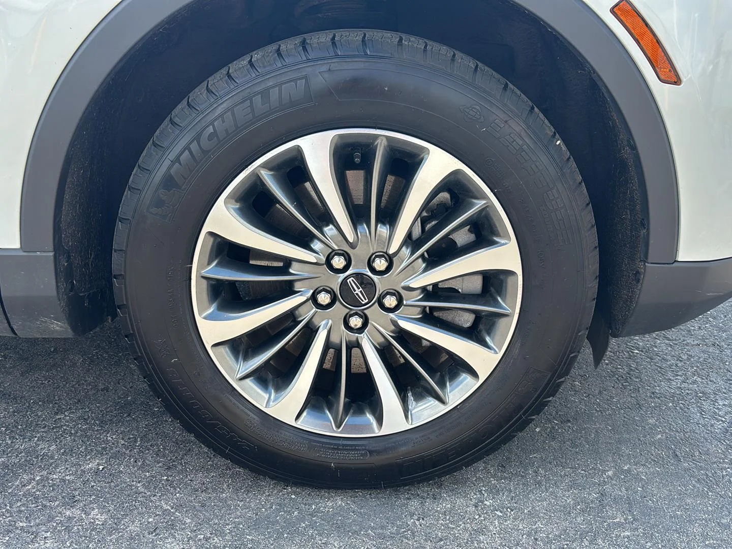 Used 2023 Pristine White Lincoln Standard image 9
