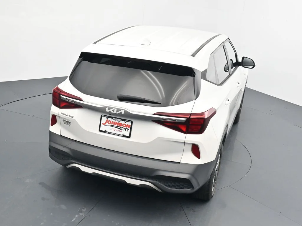 Used 2022 White Kia LX image 25