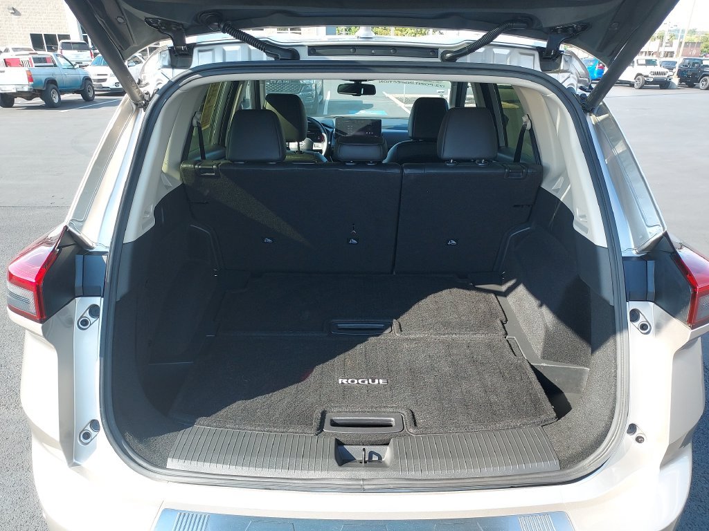 Used 2025 Gold Nissan SL image 9