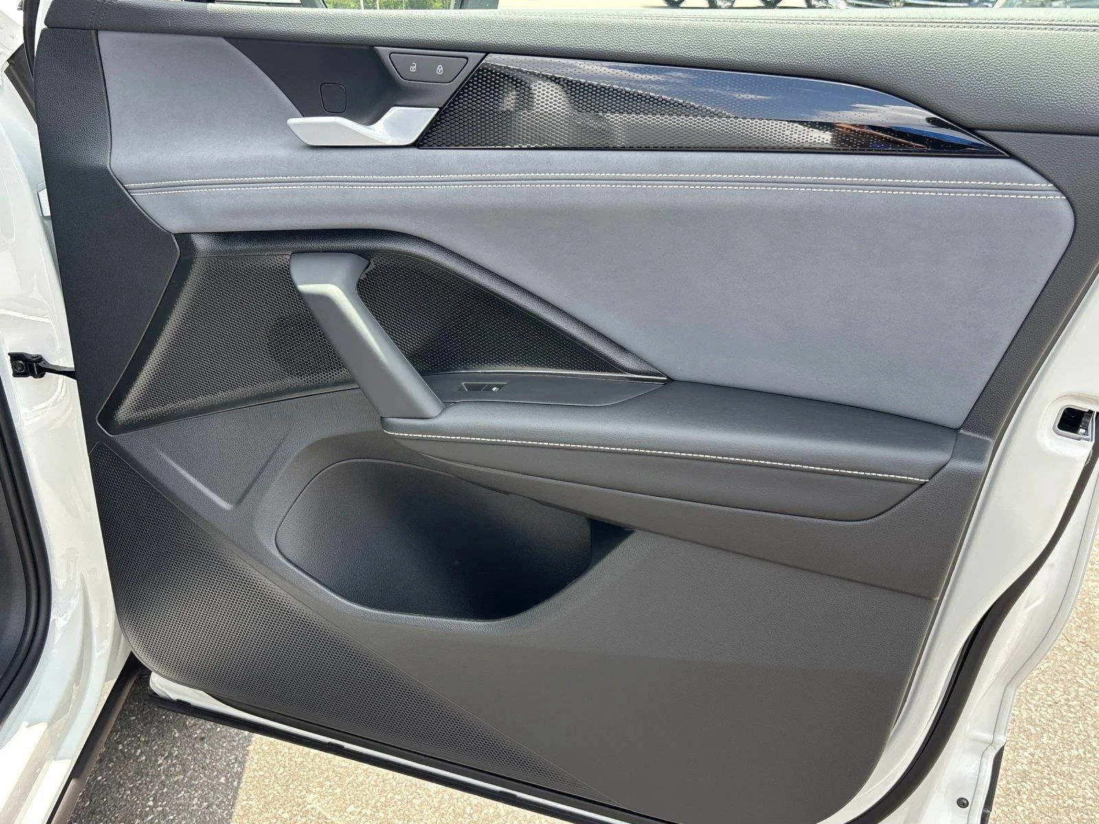 New 2026 pure white Volkswagen SE image 38